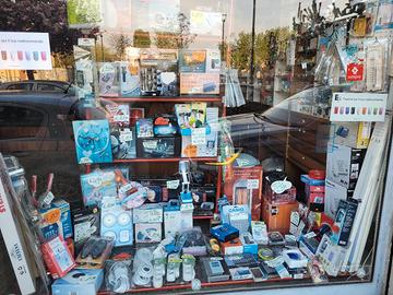 stock di piccoli elettrodomestici e materiale elet