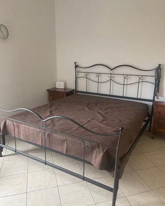 Letto, armadio, cassettiera e 2 comodini