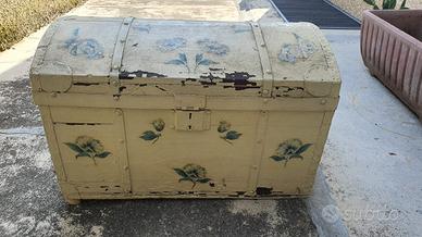 Baule antico in legno dipinto bombato vintage