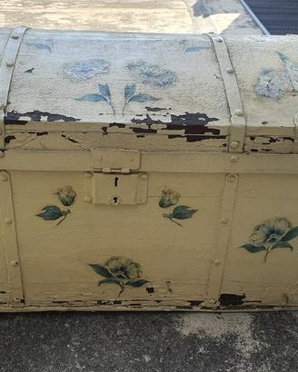 Baule antico in legno dipinto bombato vintage