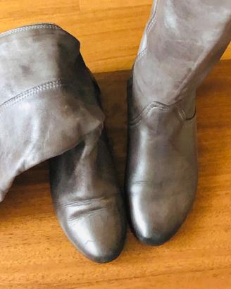 Stivale grigio tacco basso