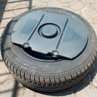 Ruota di scorta con kit attrezzi e cric.