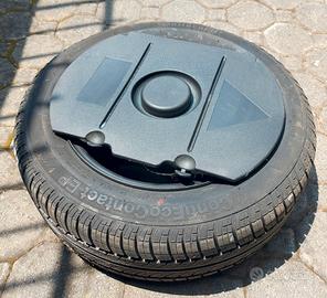 Ruota di scorta con kit attrezzi e cric.