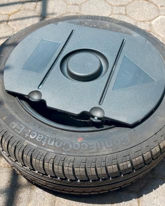 Ruota di scorta con kit attrezzi e cric.