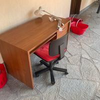 Scrivania con cassettiera e sedia.