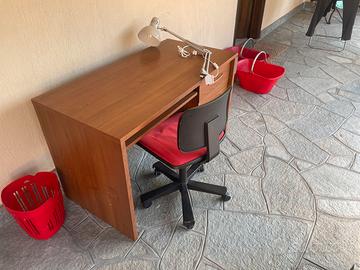 Scrivania con cassettiera e sedia.