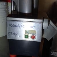 Varie attrezzature da pasticceria e cucina come nu