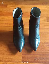 tronchetti in pelle neri Versace