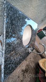 Pianale in granito lavandino e rubinetto specchio 