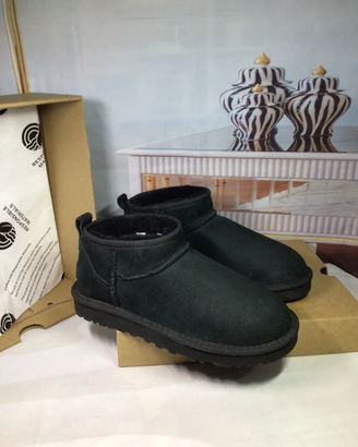 U GG Classi c Ul tra M ini Black  38