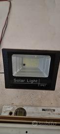 luce LED faretto e  pannello solare 