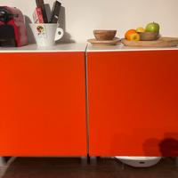 Armadi dispensa moderni rosso e arancioni