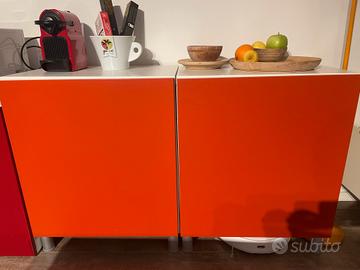 Armadi dispensa moderni rosso e arancioni