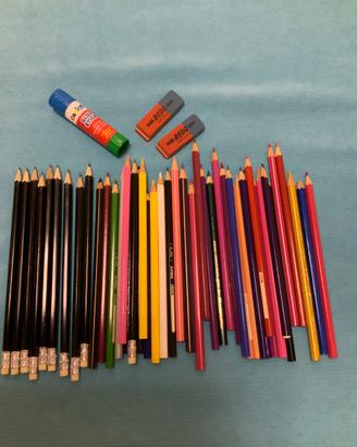 Articoli scuola, matite, colorati, gomme, colla