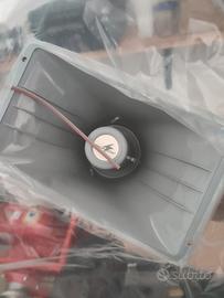 Amplificatore e due altoparlanti 