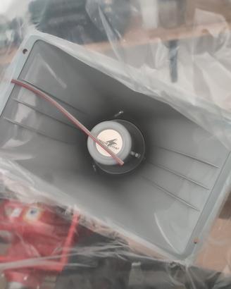 Amplificatore e due altoparlanti 