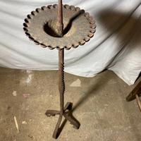 Antico candelabro da terra in ferro