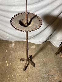 Antico candelabro da terra in ferro