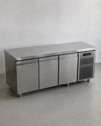 Tavolo refrigerante a tre ante in acciaio inox