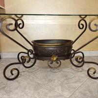 Tavolino in ferro battuto.