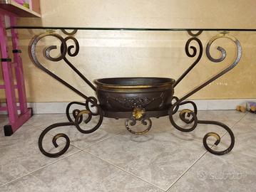 Tavolino in ferro battuto.