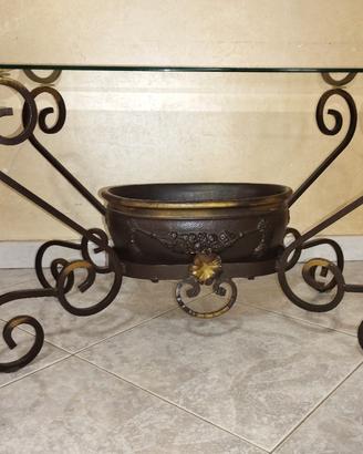 Tavolino in ferro battuto.