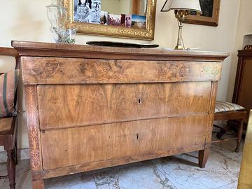Cassettone / comò lombardo in noce impiallacciato