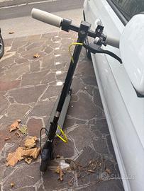 Monopattino elettrico con ruote anti foratura