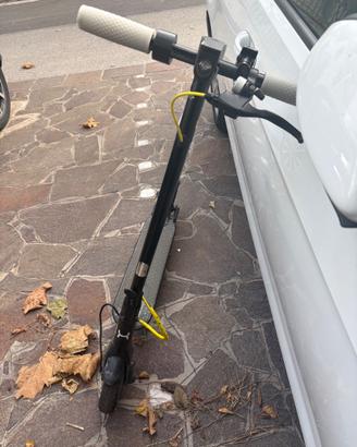 Monopattino elettrico con ruote anti foratura