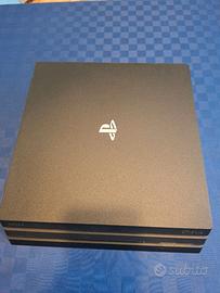 PS4 PRO e due controller