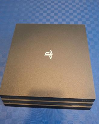 PS4 PRO e due controller