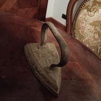 Ferro da stiro antico in ghisa