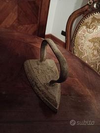 Ferro da stiro antico in ghisa