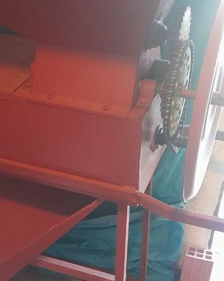 Pigiatrice per uva manuale Comadira a volano