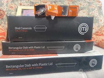 2 Casseruole, 2 Contenitori con coperto, 12 posate