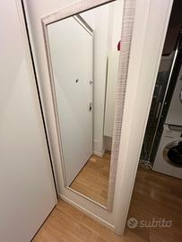 Specchio con cornice a color oro