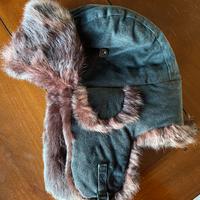 Colbacco nero con pelliccia marrone