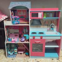 Cucina in legno e casa di Barbie