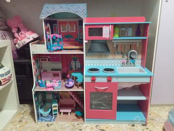 Cucina in legno e casa di Barbie