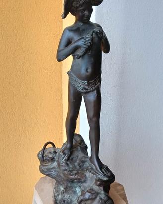 Colonna in marmo e statua in bronzo