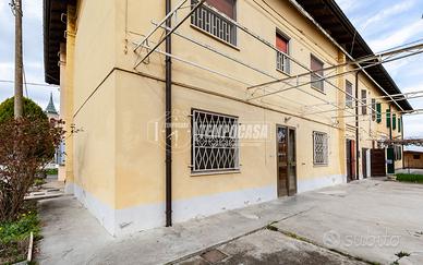 porzione di casa con giardino