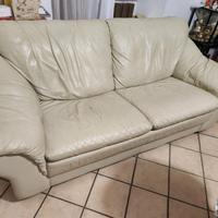 Divano in pelle colore avorio