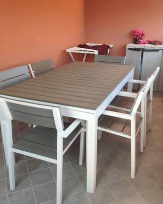 Tavolo da giardino cmpleto di sedie