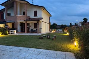 Villetta ad angolo con ampio giardino