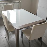 Tavolo cucina allungabile con top in vetro 
