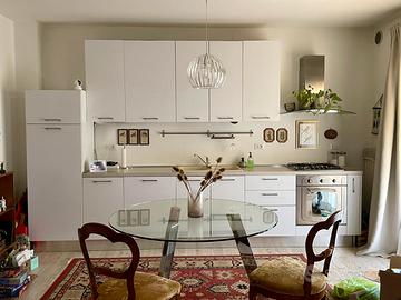 Cucina bianca moderna lineare