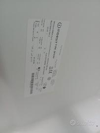 Frigorifero con congelatore indesit