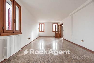 CASA SINGOLA INDIPENDENTE CON AMPI SPAZI ACCESSORI