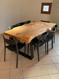 Tavolo in legno e sedie