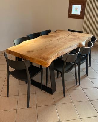 Tavolo in legno e sedie